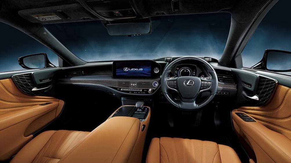 Bên trong, mẫu sedan hạng sang này có bảng đồng hồ kỹ thuật số, điều hòa tự động 4 vùng, màn hình thông tin giải trí 12,3 inch, ghế trước chỉnh 28 hướng...