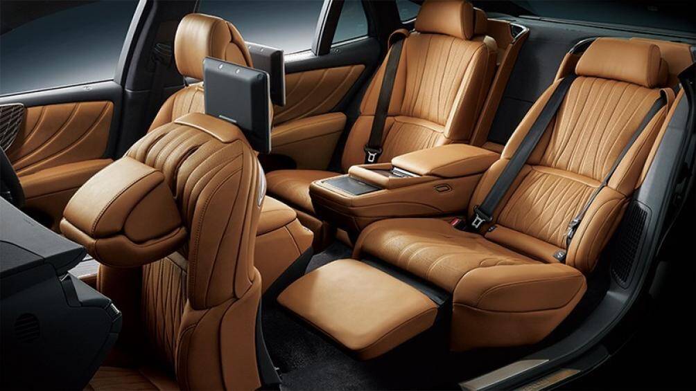Ghế sau chỉnh điện 22 hướng với tính năng nhớ vị trí, sưởi và làm mát. Trên bệ tì tay giữa hàng ghế sau còn có màn hình cảm ứng để chỉnh các tính năng