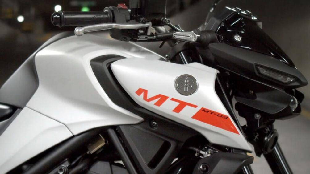 Bên cạnh sự thay đổi về thiết kế thì MT-03 2021 cũng là thế hệ đầu tiên của dòng xe này được trang bị phuộc lộn ngược