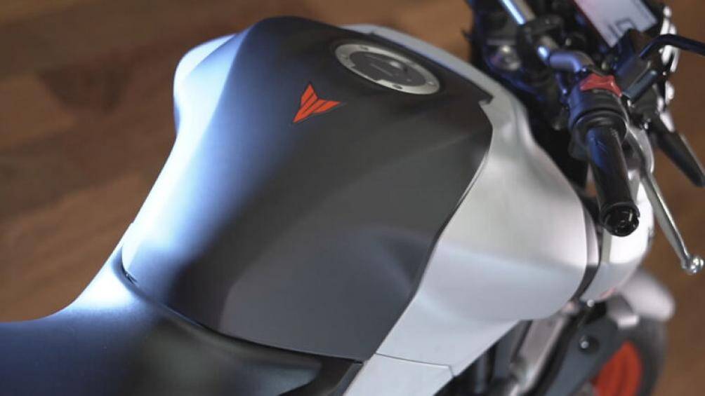 Ngoài ra, bình xăng cũng được làm lại để giúp đầu gối ôm bình xăng gọn hơn, tạo tư thế lái thoải mái cho người sử dụng