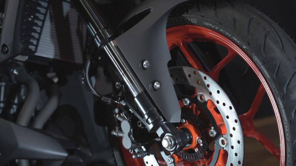 Hệ thống phanh đĩa cùng ABS kênh đôi cho cả bánh trước và sau. Giá bán của Yamaha MT-03 2021 từ 121 triệu đồng tại thị trường Thái Lan