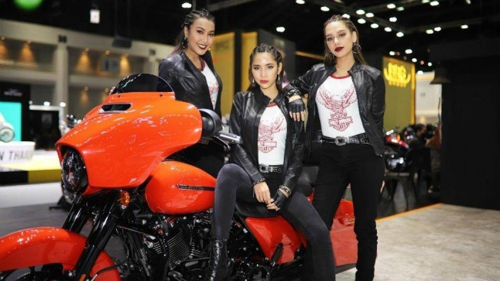 Bộ ba người đẹp tạo dáng bên mô tô khủng của Harley-Davidson