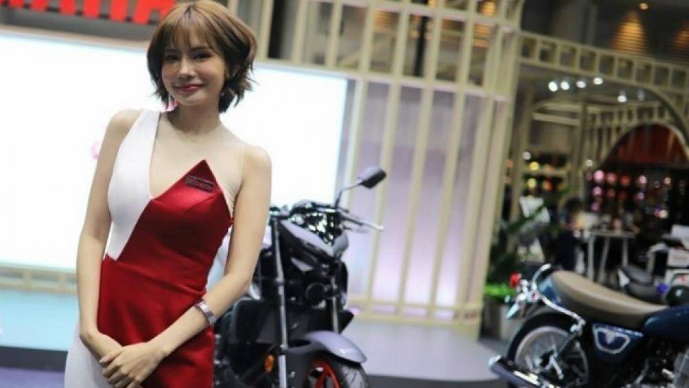 Người mẫu xinh đẹp tạo dáng bên gian hàng của Yamaha