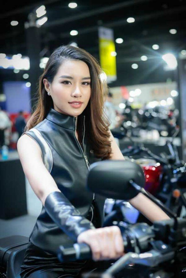 Cầm cương xế nổ trong bộ cánh da đen làm tôn thêm làn da trắng