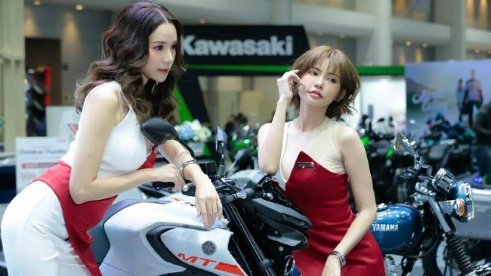 Hai người đẹp tạo dáng đốn tim phái mạnh bên mẫu naked bike MT-03