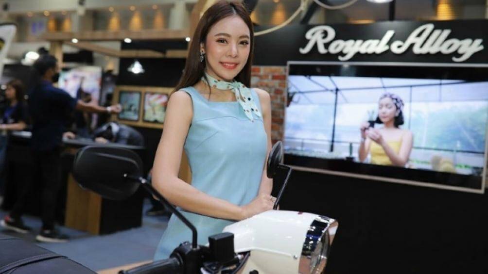 Vẻ lịch lãm, thùy mị bên xe tay ga