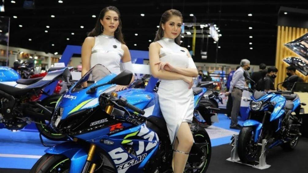 Màu trắng tinh khôi bên những chiếc mô tô của Suzuki