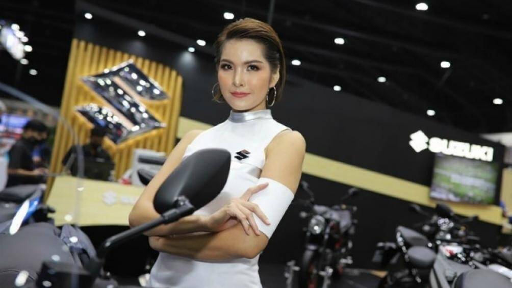 Để lộ vai trần quyến rũ