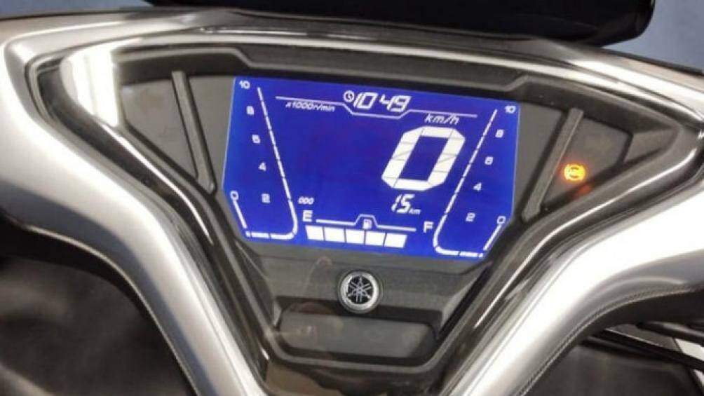 Ngoài ra xe còn có ứng dụng Y-Connect có thể kết nối với điện thoại thông minh của lái xe để truy cập điều khiển cuộc gọi và các tin nhắn, vị trí đỗ xe...