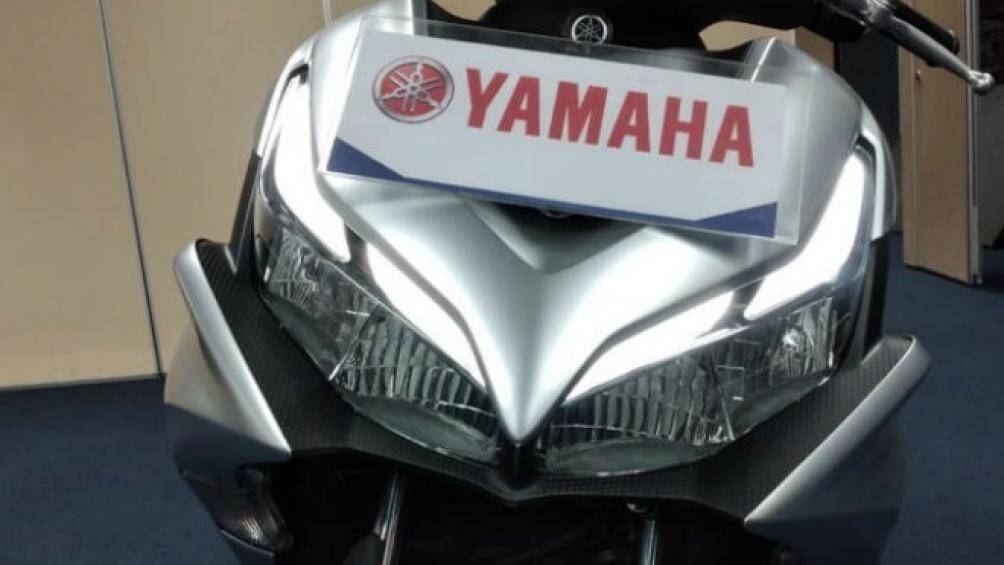 Aerox 155 Connected gồm đèn chiếu sáng LED phía trước và phía sau, với bộ đôi đèn pha mới có bóng đèn chạy ngày DRLs