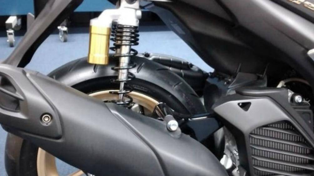 Hệ thống treo gồm bộ phuộc lồng thường phía trước và giảm xóc đôi phía sau, bánh trước và sau xe lần lượt có kích thước 110/80-14 và 140/70-14