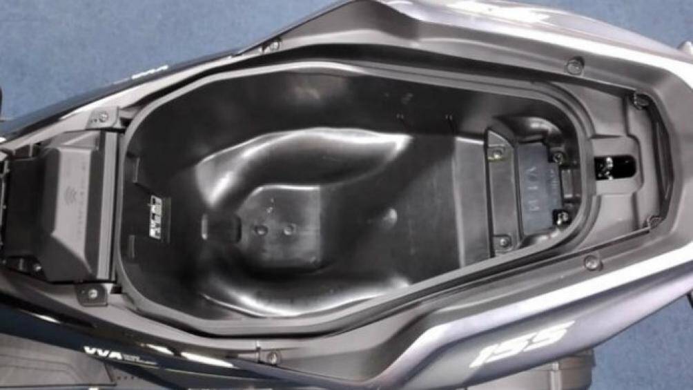 Những tính năng hỗ trợ lái xe khác gồm hệ thống chìa khóa thông minh, đèn báo nguy hiểm, hệ thống bật/tắt động cơ và hộc đựng đồ rộng 25 lít dưới yên...