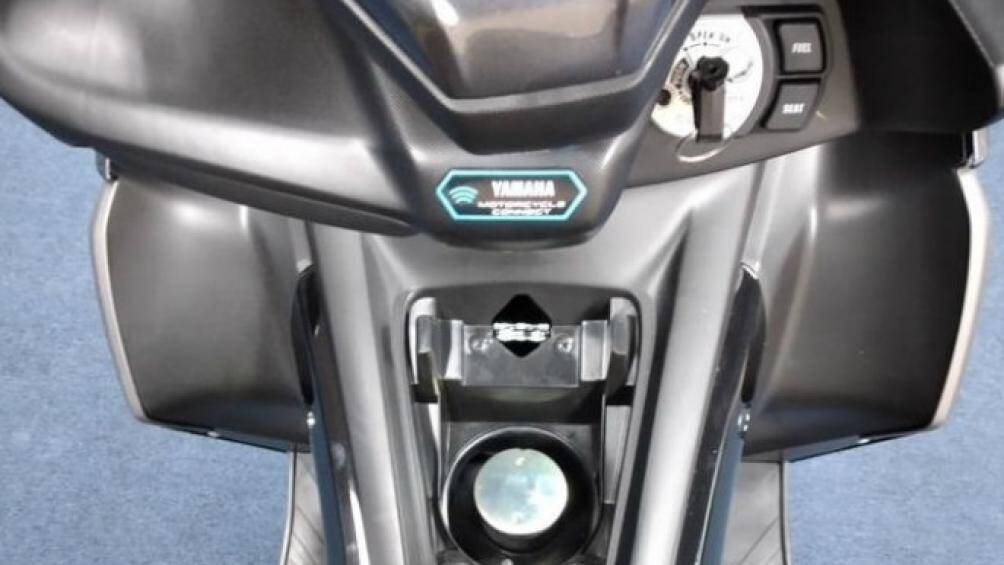 Chứa nhiên liệu là bình xăng 5,5 lít, tăng gần 1 lít so với dung tích bình xăng của NVX 155 thế hệ trước