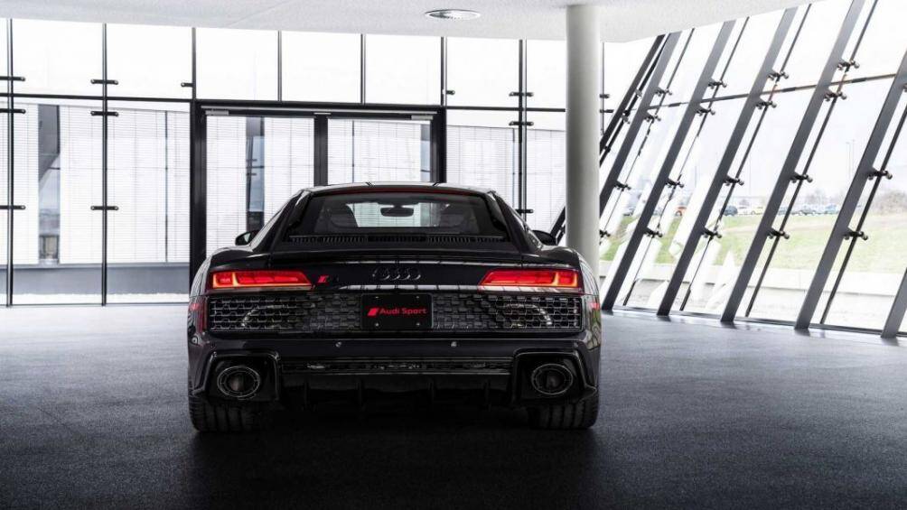 Những chi tiết khác của mẫu coupe 2 cửa có thiết kế giống với phiên bản R8 RWD tiêu chuẩn như đèn chiếu sáng LED, đèn hậu LED, ống xả thể thao...