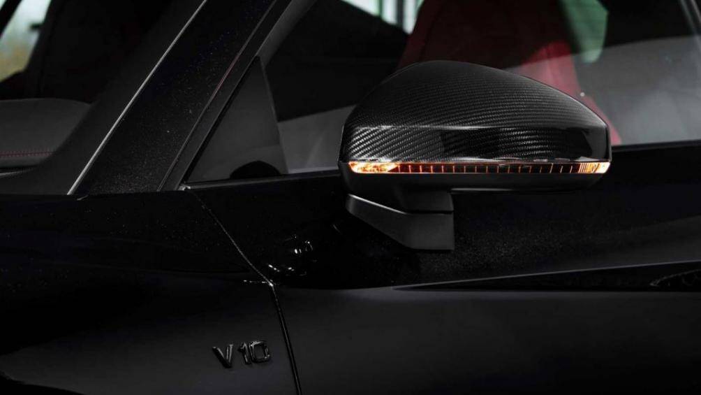 Phần gương xe cũng được ốp sợi carbon, logo Audi thay bằng loại hợp kim đen và la-zăng 20 inch 5 chấu kép cũng được phủ sơn đen mờ và viền đỏ