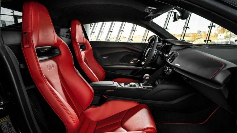 Nội thất bọc da màu đen với đường chỉ khâu màu đỏ, ghế lái thể thao bằng da Nappa màu đỏ, vô-lăng D-cut cũng được bọc da Alcantara