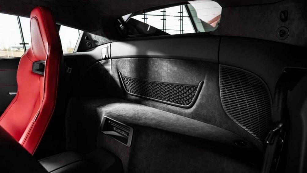 Rất nhiều tiện nghi trên xe như hộp chứa điện thoại và giao diện kết nối điện thoại thông minh Audi, hệ thống thông tin giải trí MMI tích hợp dẫn đường...