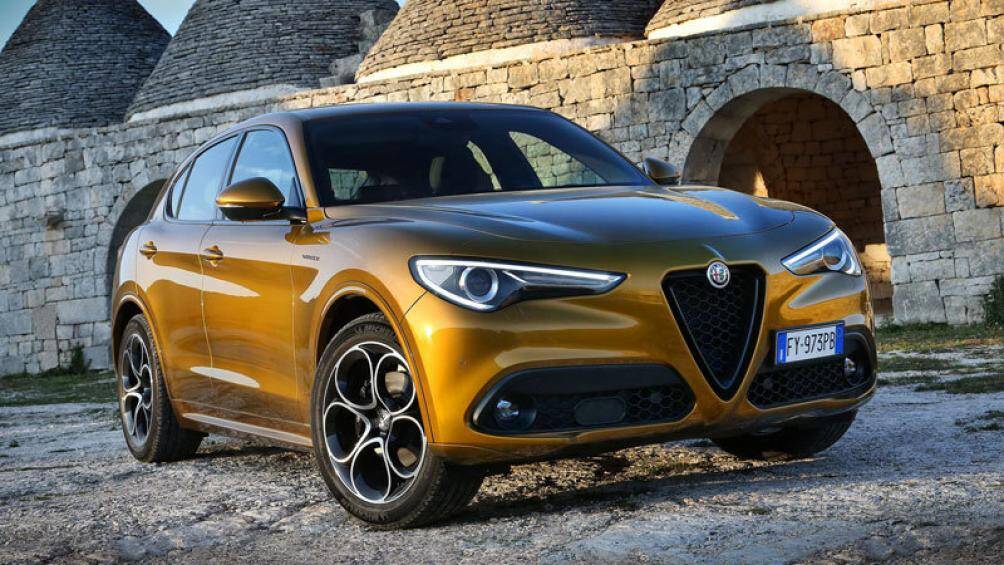 3. Alfa Romeo Stelvio (giá khởi điểm: 41.400 USD)