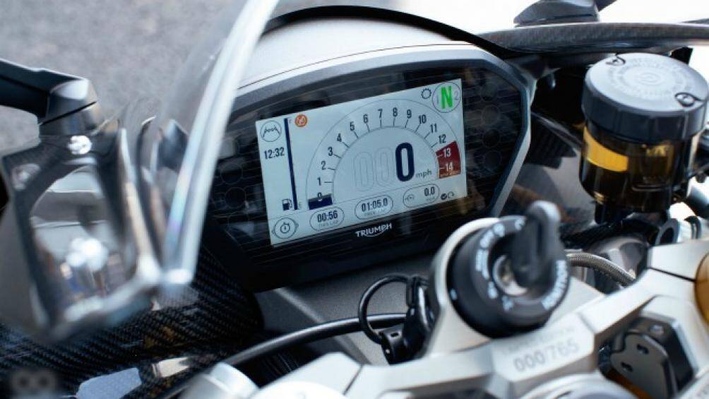 Đồng hồ TFT màu, hệ thống chống bó cứng phanh ABS, và hệ thống kiểm soát bám đường