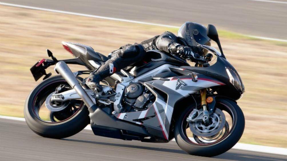 Xe được trang bị hệ thống sang số nhanh Quickshift 2 chiều. Bên trong động cơ các van nạp được làm bằng titan, piston phong cách Moto GP cứng cáp hơn