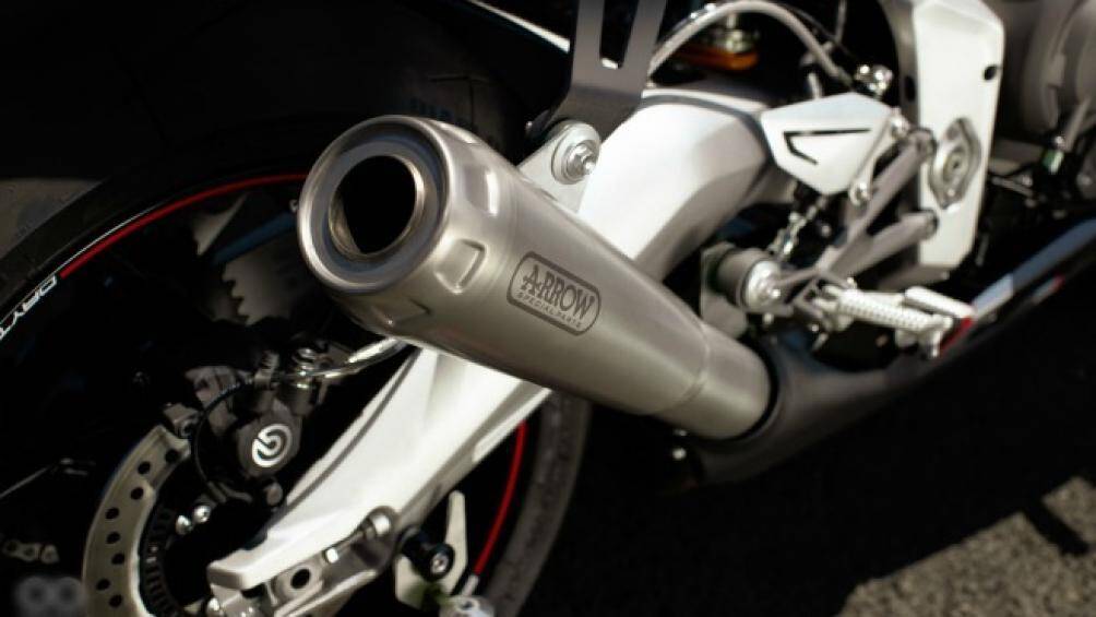 Ống xả full system của Arrow, giảm xóc Ohlins NIX30 ở phía trước và TTX36 ở phía sau