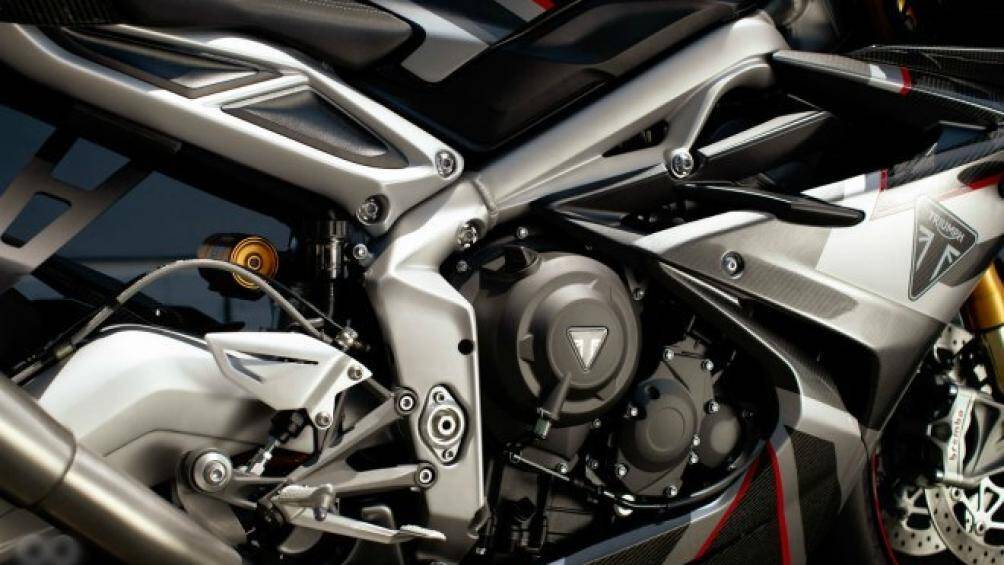 Xe sử dụng động cơ 3 xy-lanh thẳng hàng, DOHC, công suất 128 mã lực tại 12.250 vòng/phút, mô-men xoắn 80Nm tại 9750 vòng/phút