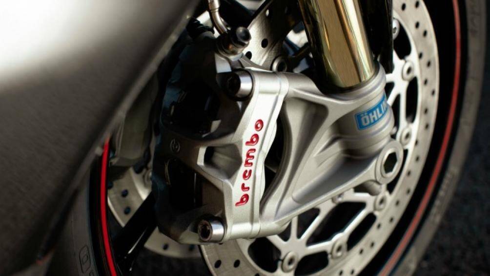 Đi kèm với đó là hàng loạt trang bị cao cấp, phanh đĩa Brembo 4 piston nén tiên tiến với bộ đôi đĩa nổi cỡ 310 mm