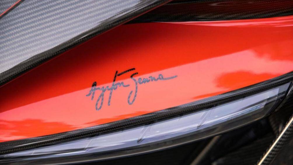 Trên phần bậc cửa của xe được in lại hình ảnh khi Ayrton Senna đang cầm lái chiếc xe số 12 cùng với chữ ký của tay đua này