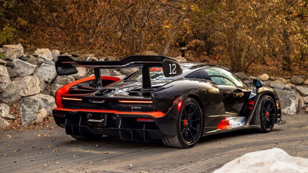 Ngoài ra, xe còn được đánh số 12 ở hai đầu cánh gió nhằm gợi nhắc tới chiếc xe mà huyền thoại Ayrton Senna đã từng cầm lái