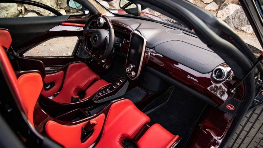Chiếc xe sở hữu khoang nội thất được trang trí với vật liệu sợi carbon đỏ trên các bề mặt, vô lăng có điểm đánh dấu Monaco 12 o’clock đặc biệt