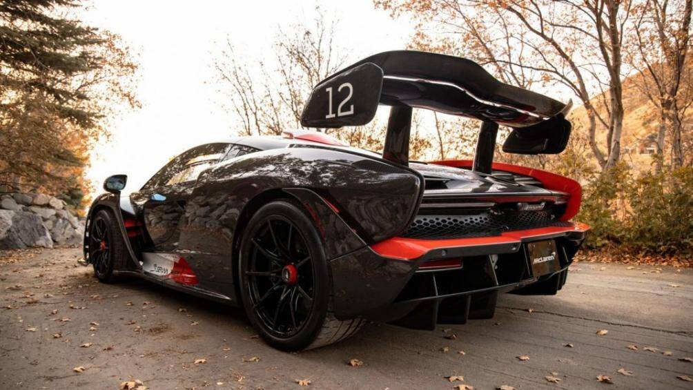 Những chi tiết phối màu ngoại thất và nội thất hoàn toàn được đặt riêng với sợi carbon bóng nhuộm màu phù hợp