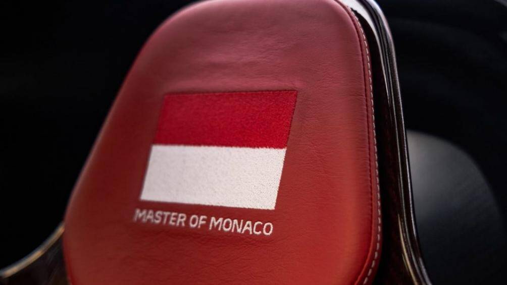 Những nét chấm phá khác trong khoang nội thất xe bao gồm quốc kỳ Monaco được thêu trên tựa đầu và tấm bảng đặc biệt được đính trên xe