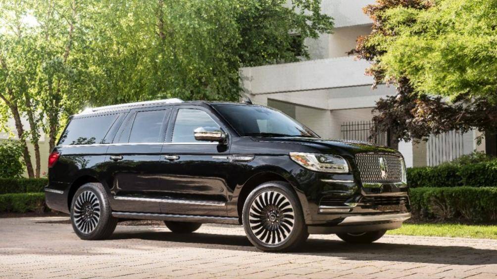 4. Lincoln Navigator 2020 (sức chứa khoang hành lý khi gập 2 hàng ghế sau: 2.928 lít)