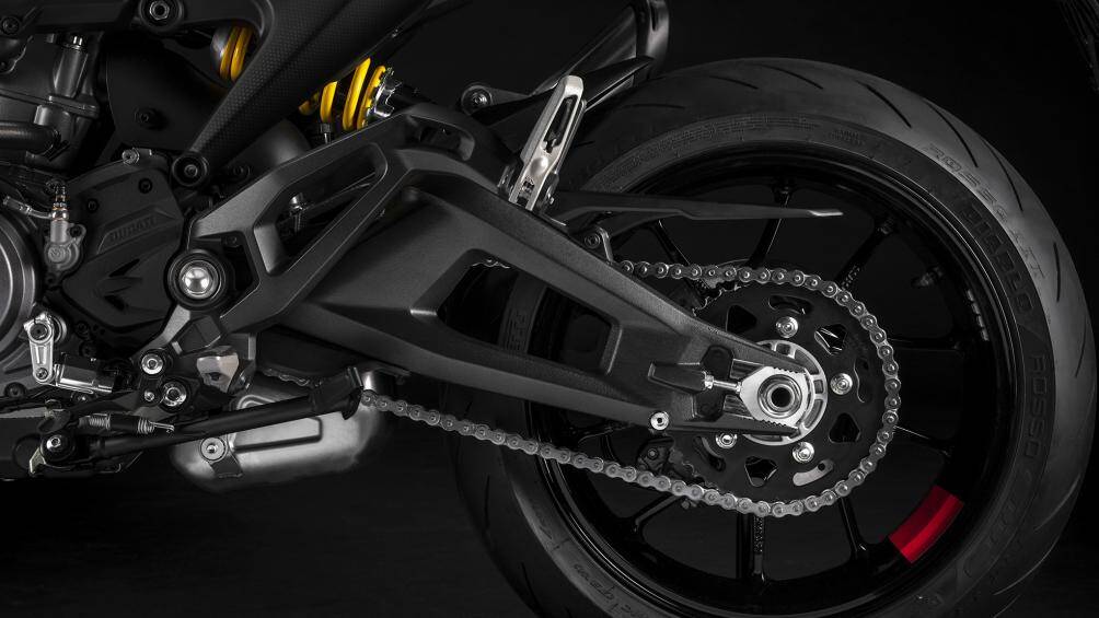 Hệ thống phanh cũng là kẹp phanh Brembo đĩa đôi M4.32 Monobloc phía trước và kẹp phanh đơn Brembo 245 mm phía sau