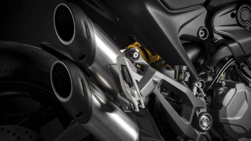 Bình xăng điêu khắc, ống xả kép vểnh lên và phần đuôi xe thể thao càng tăng thêm độ nam tính