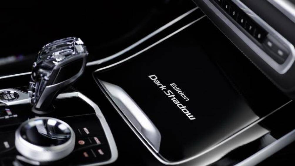 Các chi tiết trang trí bằng nhôm và bộ chọn sang số được xử lý bằng kính pha lê, bộ điều khiển iDrive và nút khởi động/dừng