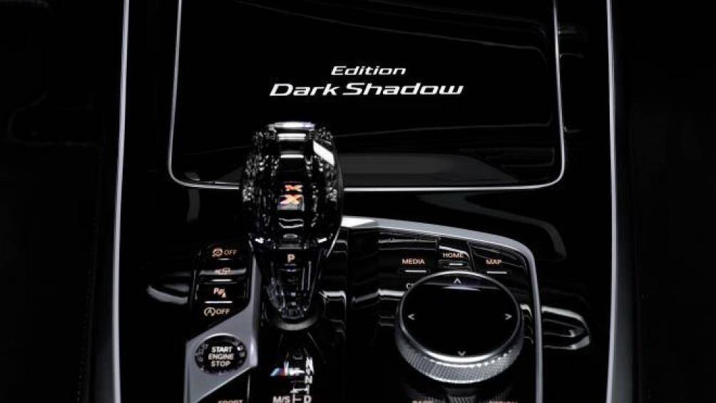 Điểm nhấn độc quyền cuối cùng là chữ ký ‘Edition Dark Shadow’ trên bảng điều khiển trung tâm