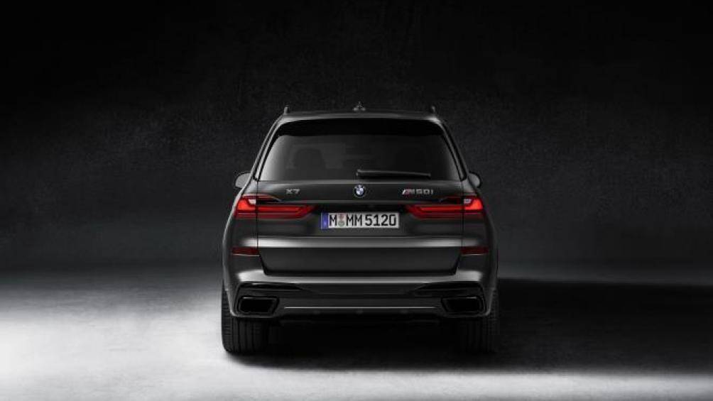 Hệ thống xả thể thao M Sport cũng được sơn đen. Bộ mâm M 22 inch chấu chữ V được bọc bởi lốp run-flat hiệu suất cao