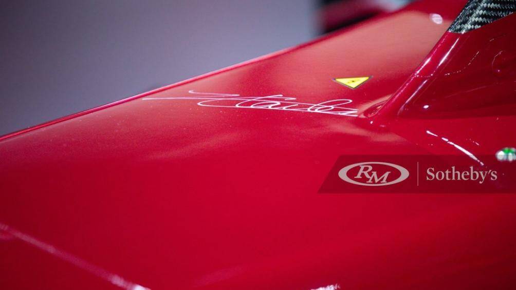 Theo như dự kiến, chiếc xe trưng bày này của Scuderia Ferrari sẽ bán với giá khởi điểm từ 200.000 Bảng