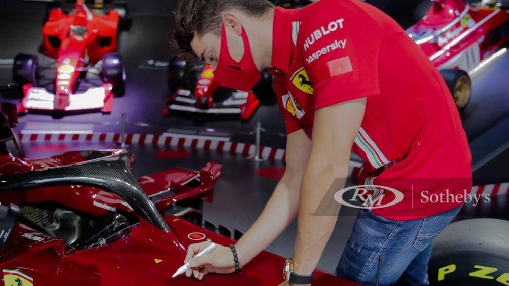 Ngoài ra, chiếc xe cũng đã được ký bởi Vettel và Leclerc ở đầu và thân xe, tạo thêm sự đặc biệt