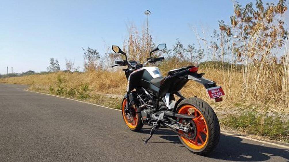 KTM Duke 125 2021 cũng được nâng cấp bình xăng từ 10.5 lít lên 13.5 lít để người lái đi được xa hơn
