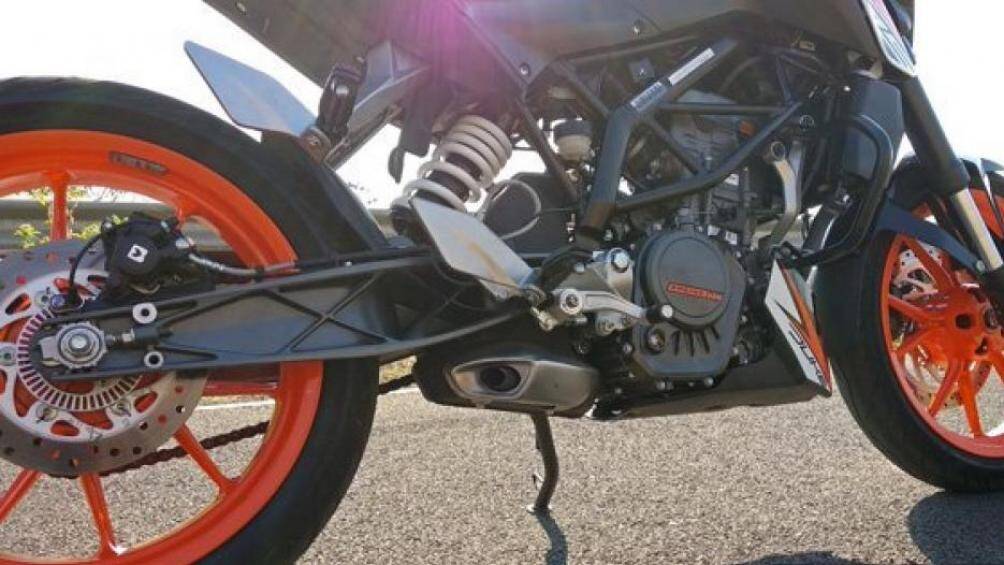 Xe cũng đồng thời được trang bị phanh đĩa đơn cho cả bánh trước và sau, đi kèm hệ thống chống bó cứng phanh ABS cho bánh trước