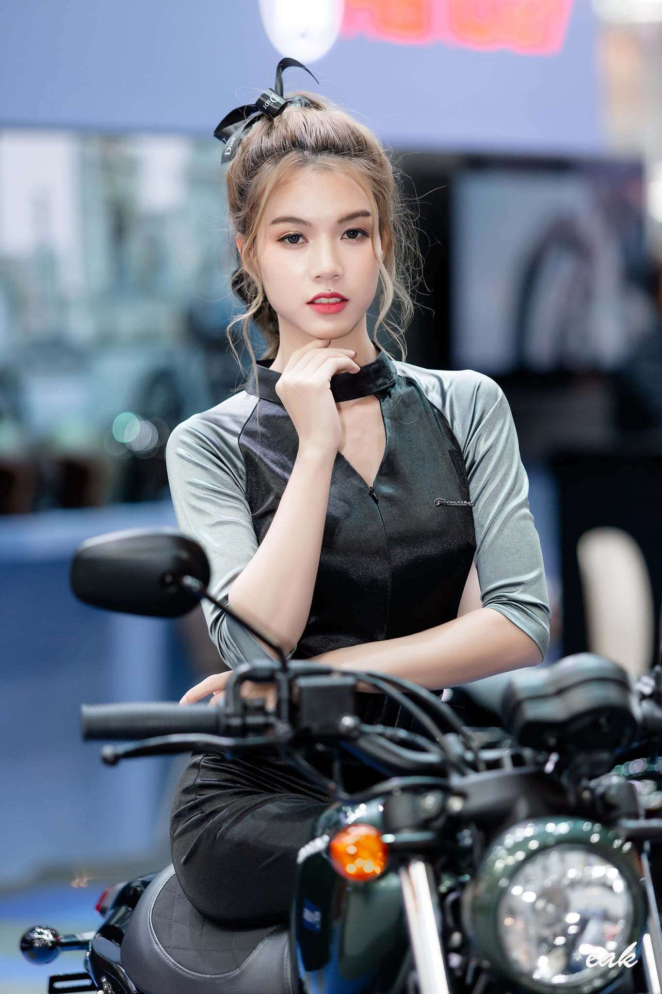 Cô luôn xuất hiện bên những siêu xe ô tô hay những chiếc mô tô phân khối lớn tại các kỳ triển lãm xe tại Thái Lan