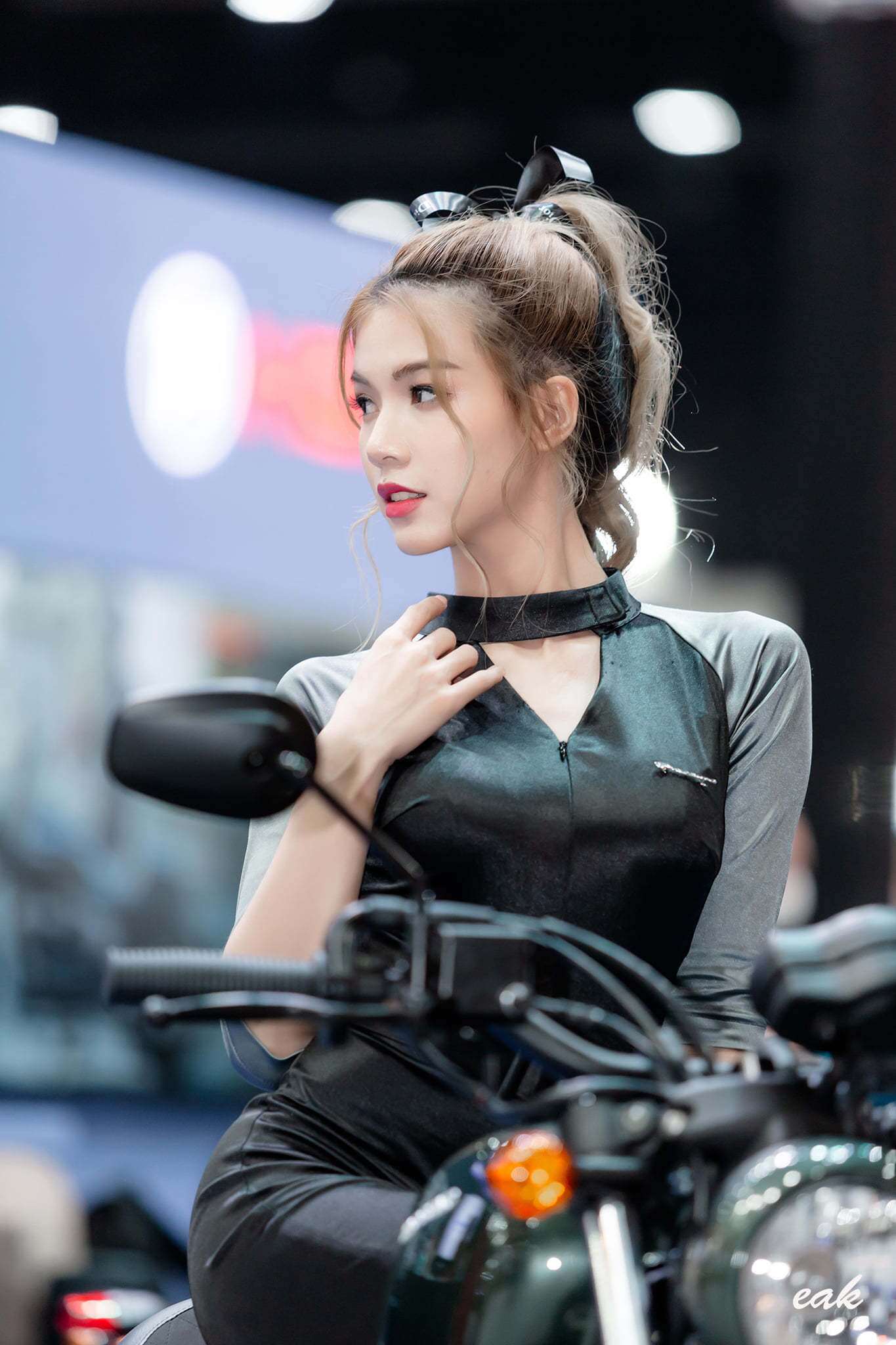 Tại Thailan Motor Expo 2020 vừa diễn ra, cô cũng góp mặt và tạo được sự chú ý nhờ vẻ đẹp hồn nhiên của mình