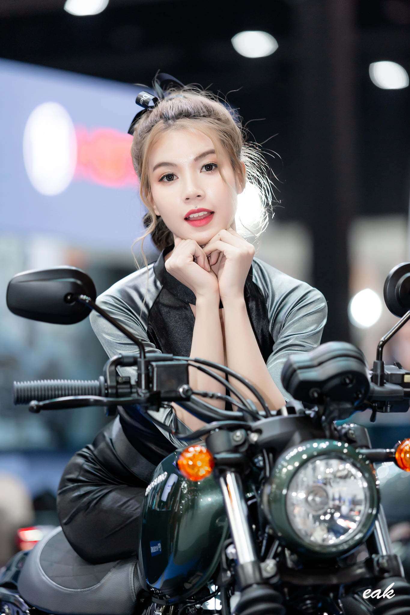 Người đẹp trẻ trung khoe sắc bên xế cổ điển