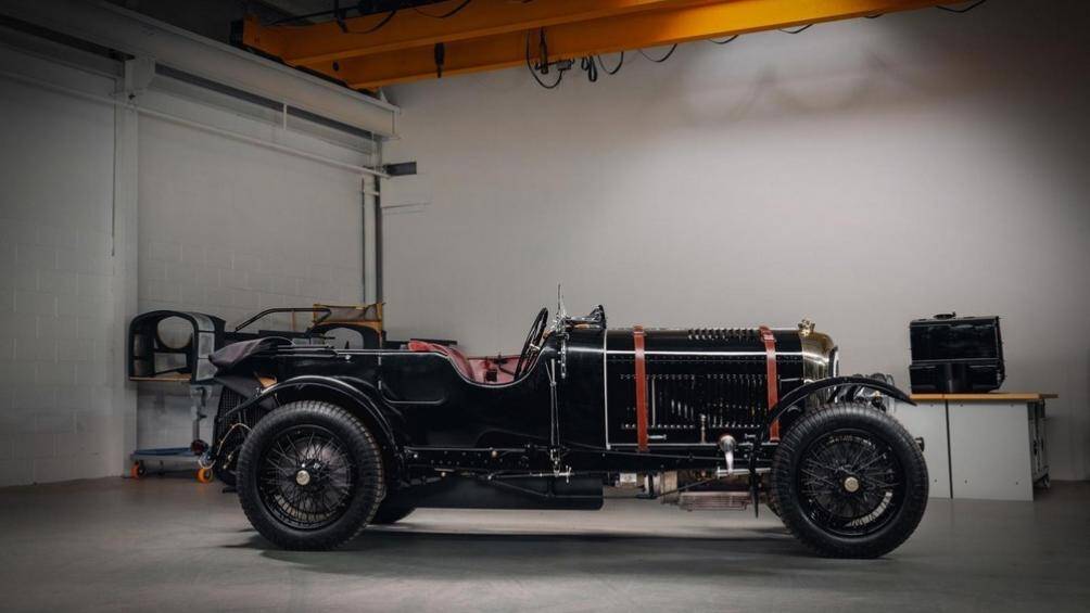 Hoàn thiện trong màu đen bóng với nội thất bọc da màu đỏ Oxblood từ công ty Bridge of Weir, Car Zero đã mất 40.000 giờ để làm hoàn toàn thủ công