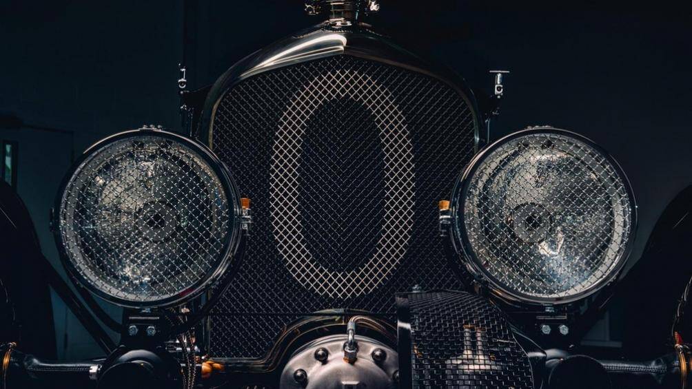 Để có được các phụ tùng và chất liệu đặc biệt, đội ngũ của Bentley đã liên hệ với một số nhà cung cấp bên ngoài Anh Quốc