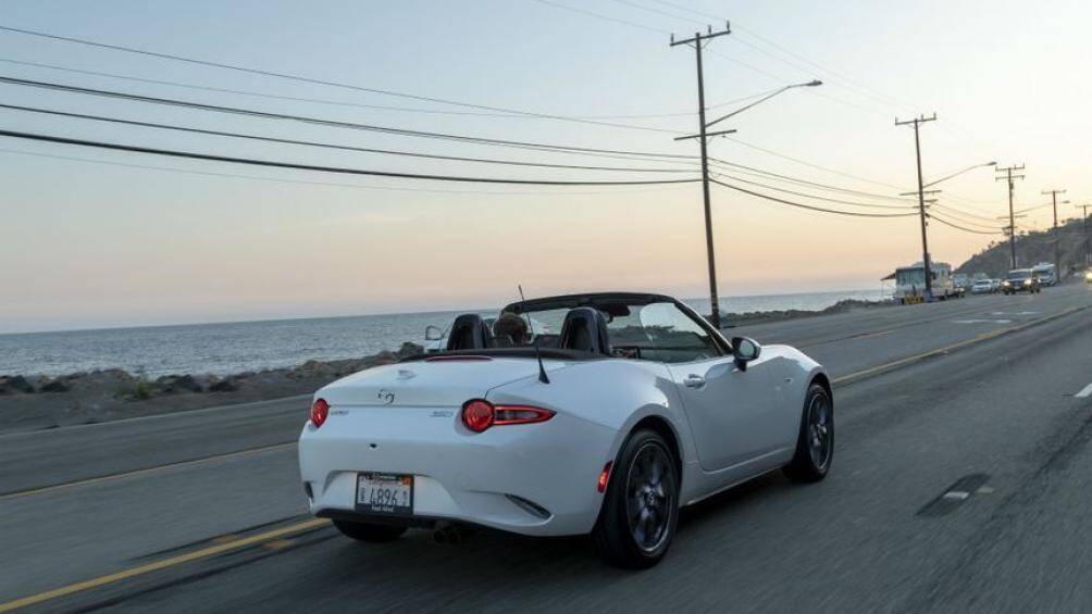 Mazda cũng công bố các tùy chọn màu sắc mới cho Miata, cả về ngoại thất và nội thất