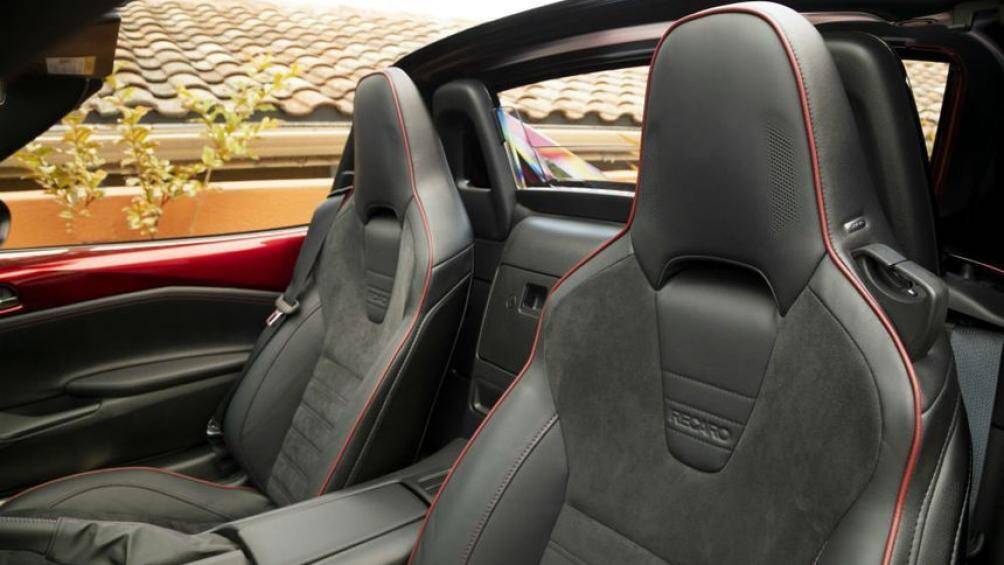 Dự kiến những chiếc xe đầu tiên sẽ đến các đại lý của Mỹ trong tháng này, mẫu xe Mazda MX-5 Miata 2021 trong tháng này