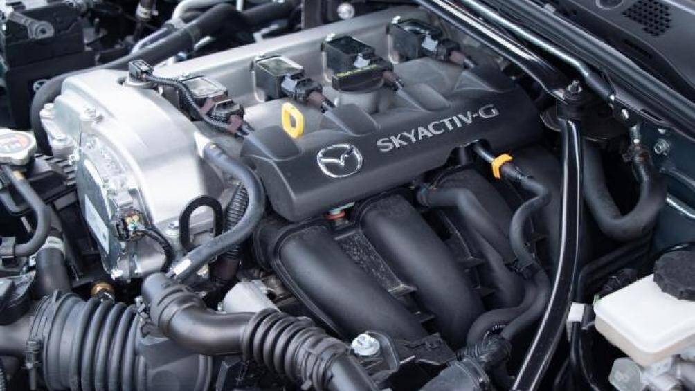 MX-5 Miata 2021 vẫn sở hữu động cơ Skyactive-G 4 xi-lanh 2.0 lít sản sinh công suất 181 mã lực tại 7.000 vòng/phút và mô-men xoắn 151 lb-ft tại 4.000 vòng/phút